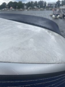 Kadłub łodzi przed myciem