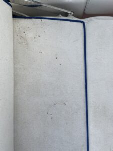 Kanapa na dolnym pokładzie przed czyszczeniem